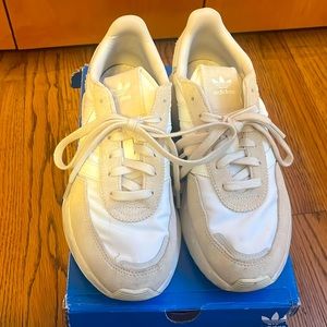 Lightly worn says 8 1/2 adidas retropy 8.5W with pink